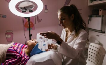Taborety, biurka i inne akcesoria, które poprawiają ergonomię i bezpieczeństwo pracy w gabinecie kosmetycznym gabinet